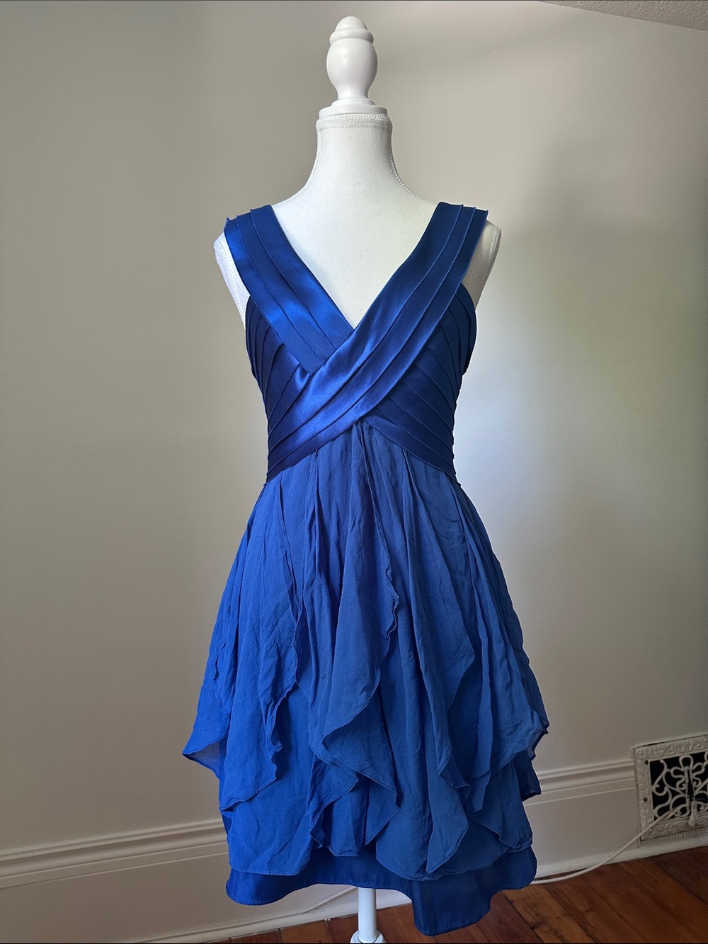 BCBGMAXAZRIA Sapphire 100% Silk Fairy Whimsical Cocktail Vneck Mini Dress Sz 6